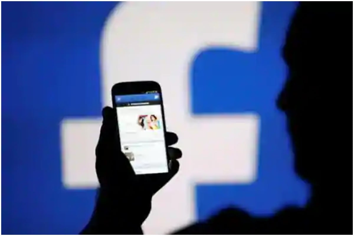 Immagine rappresentativa di un utente su Facebook, davanti al logo dell'app. Immagine rappresentativa di un utente su Facebook, davanti al logo dell'app.